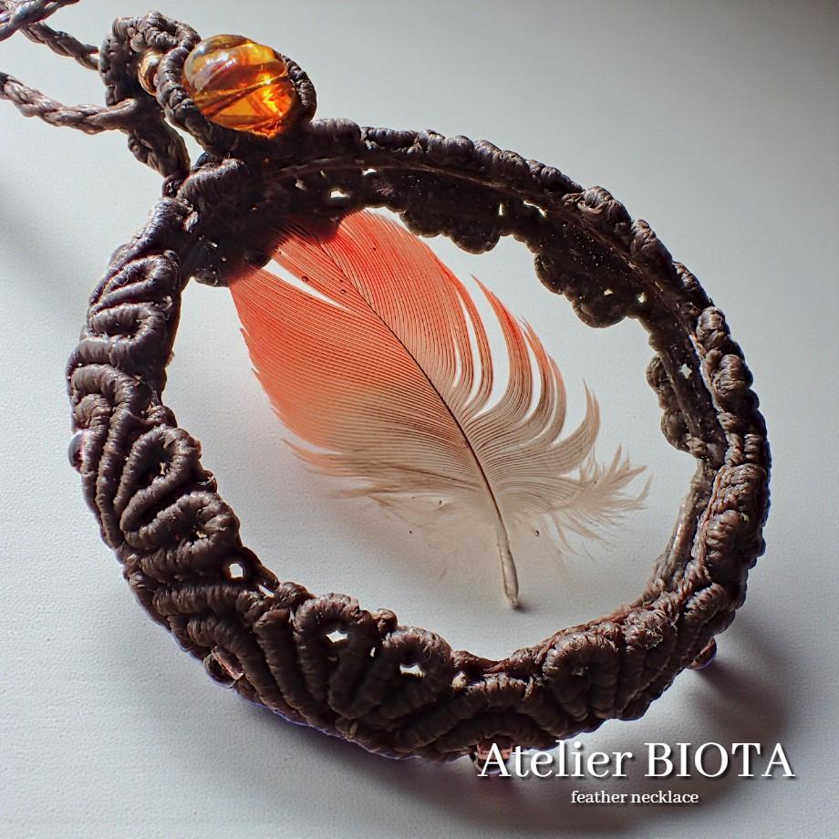羽毛樹脂封入標本ネックレス1枚目の画像