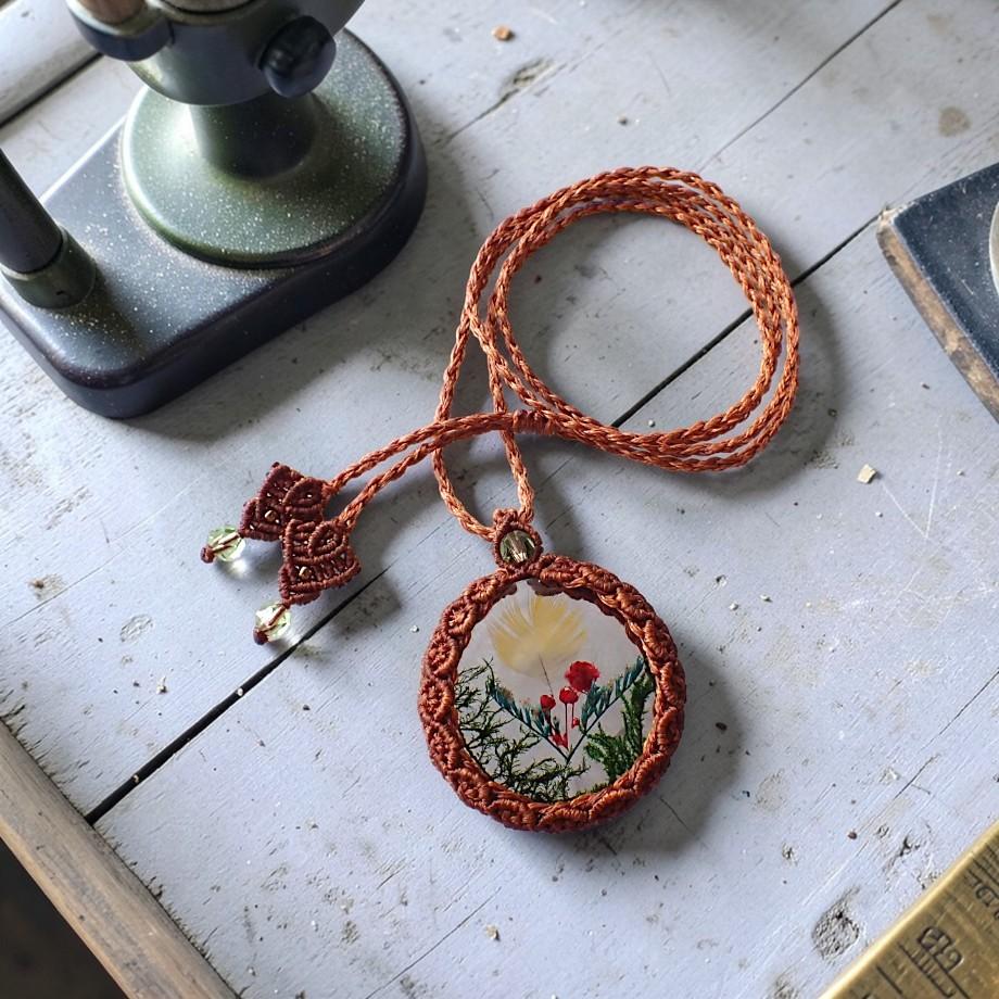 羽毛樹脂封入標本ネックレス1枚目の画像