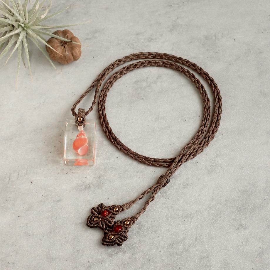 巻貝類樹脂封入標本ネックレス1枚目の画像