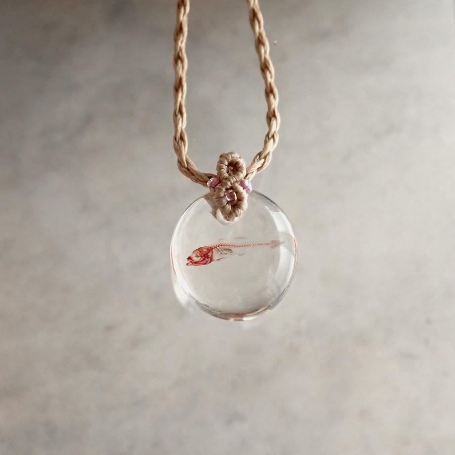 魚類単色染色樹脂封入標本ネックレス | 6枚目