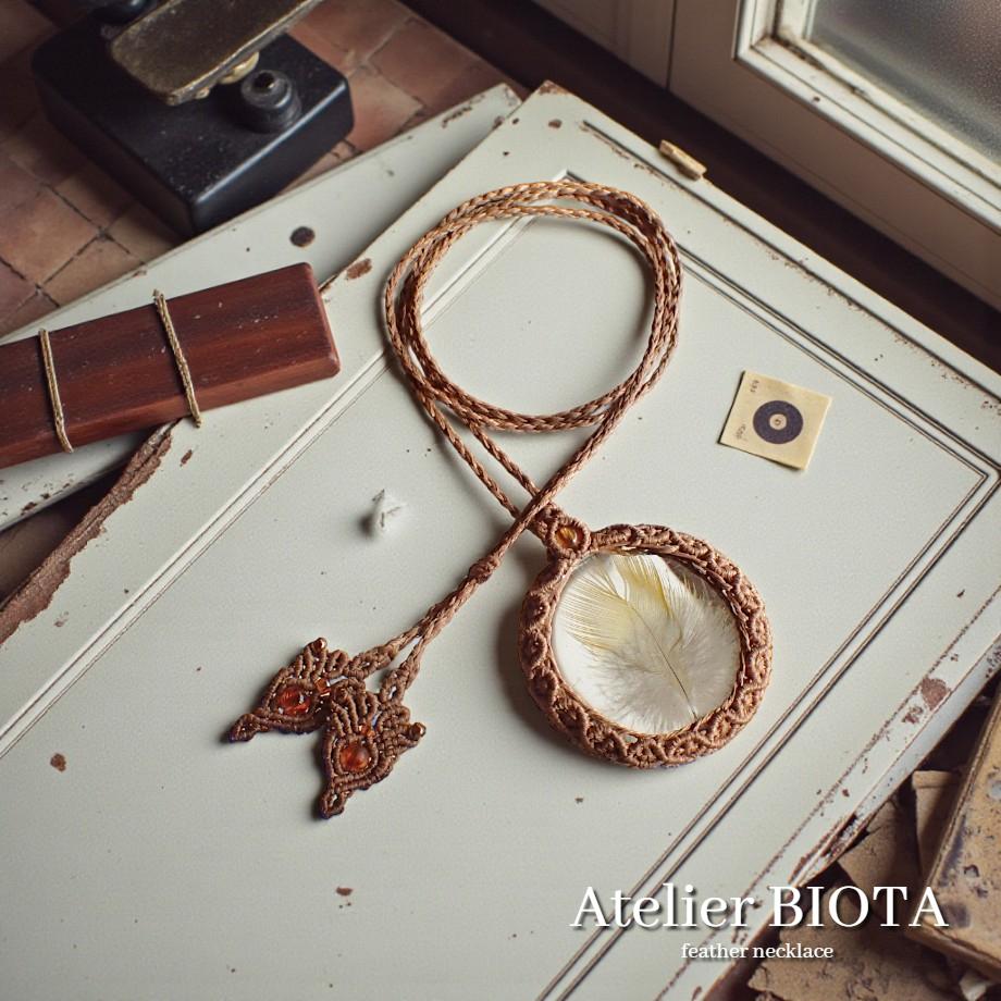 羽毛樹脂封入標本ネックレス1枚目の画像